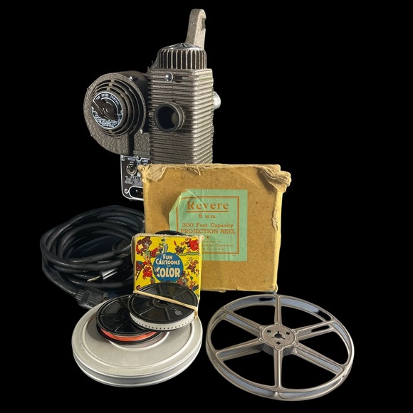 Vintage Revere Camera Co. Model 85 8MM Projector Chicago, and Reels + Extras - Picture 2 of 16